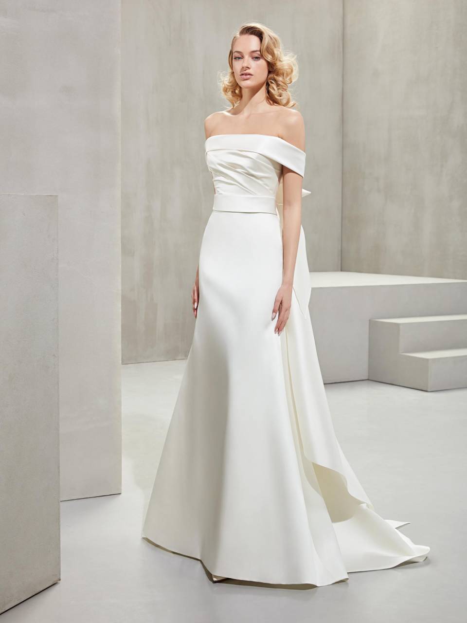 Abito da sposa con scollo spalle