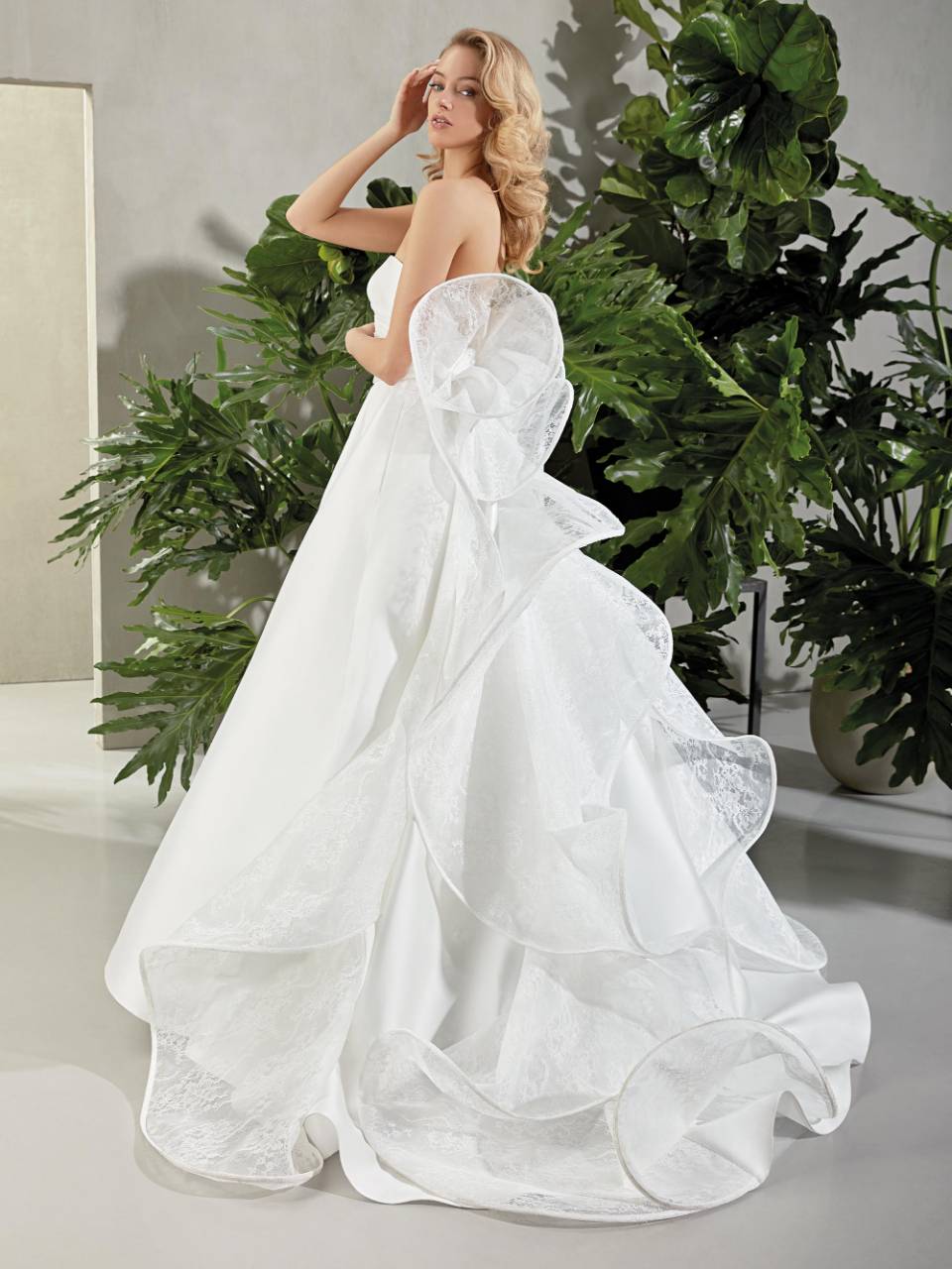 Abito da sposa in seta con voulant