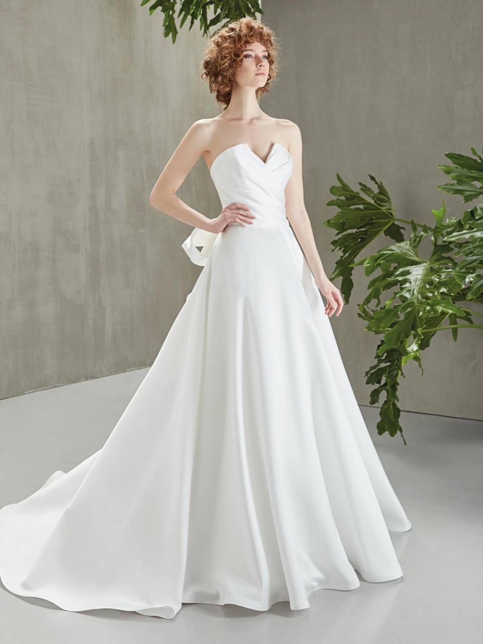 Abito da sposa in seta con balze