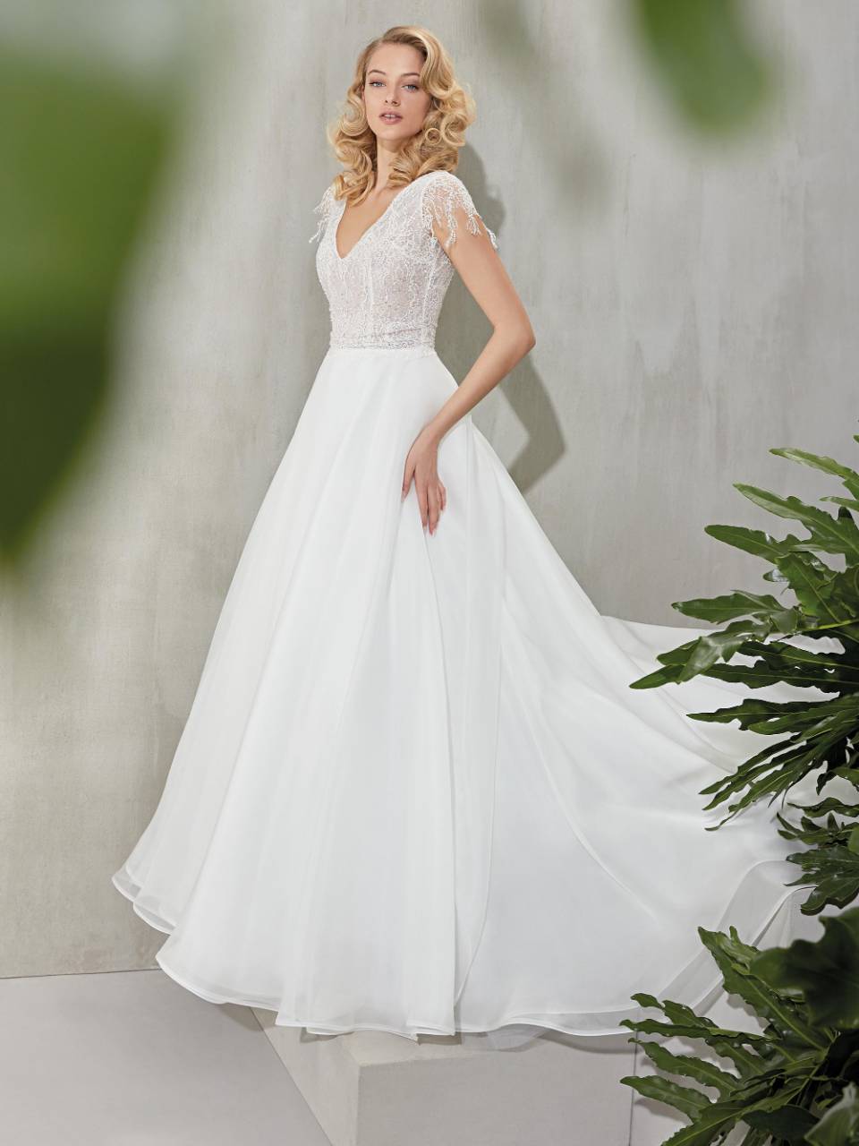 Abito da sposa scollo a  punta