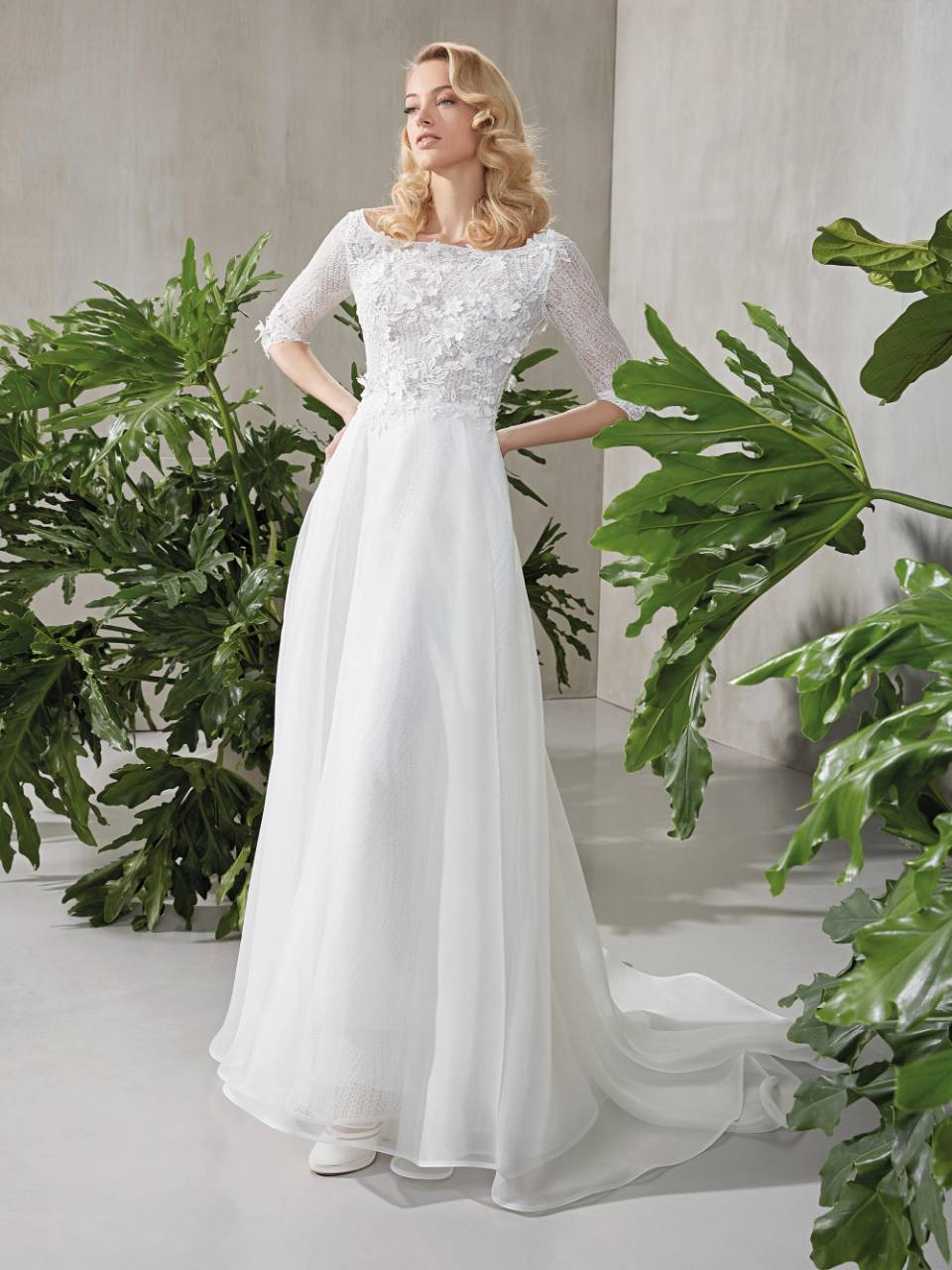 Abito da sposa scollo a barca e maniche lunghe