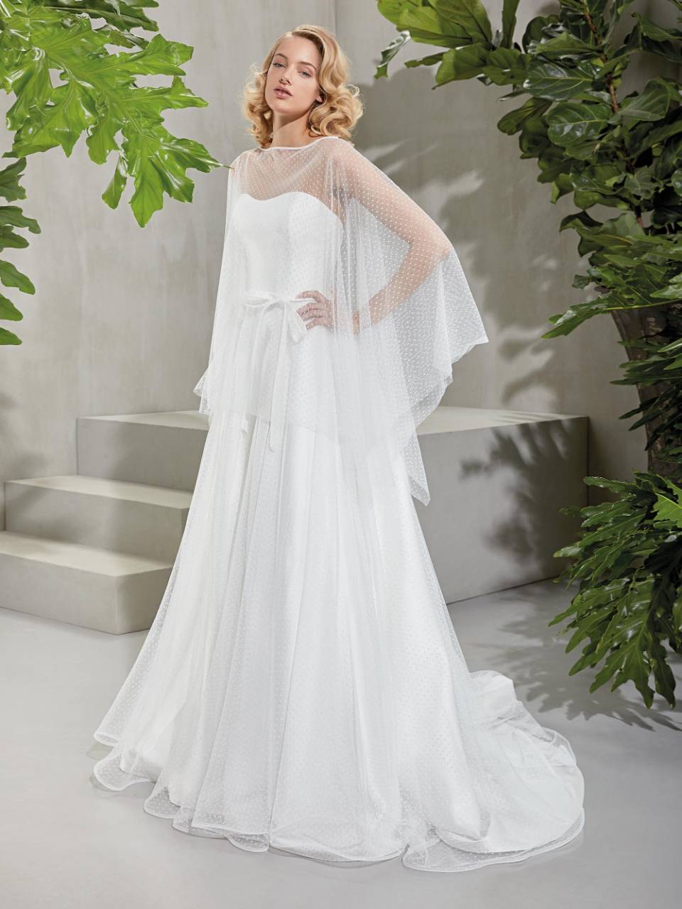 Abito da sposa  velo su schiena