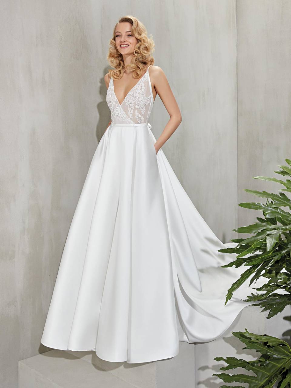 Abito da sposa  scollo a punta