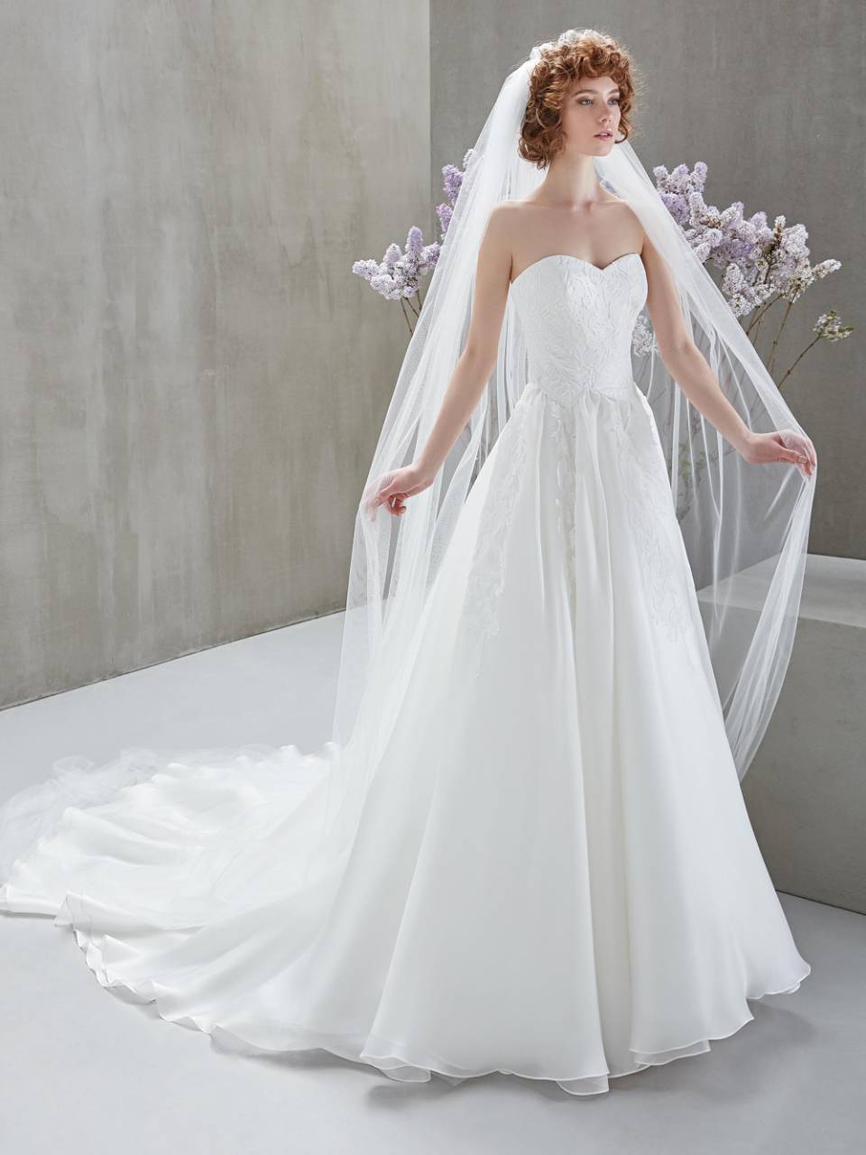 Abito da sposa con velo