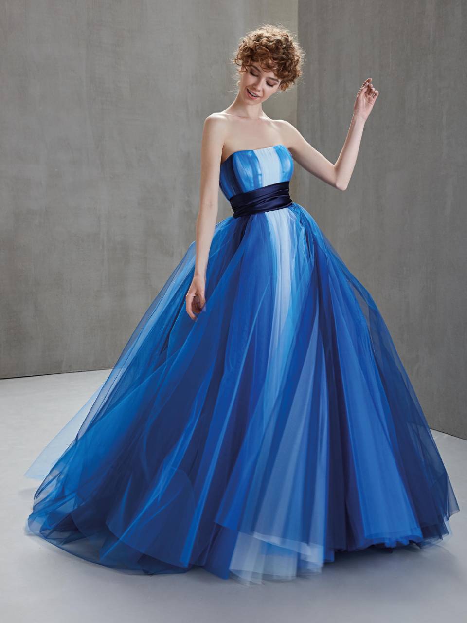 Abito da sposa blu elettrico