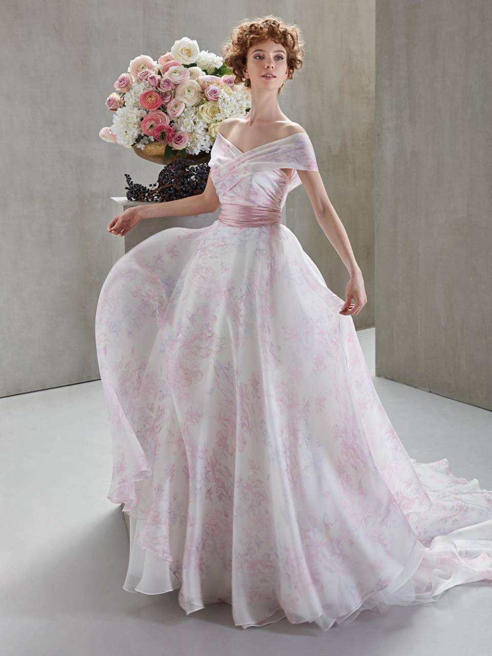 Abito da sposa con balze e colori tenui