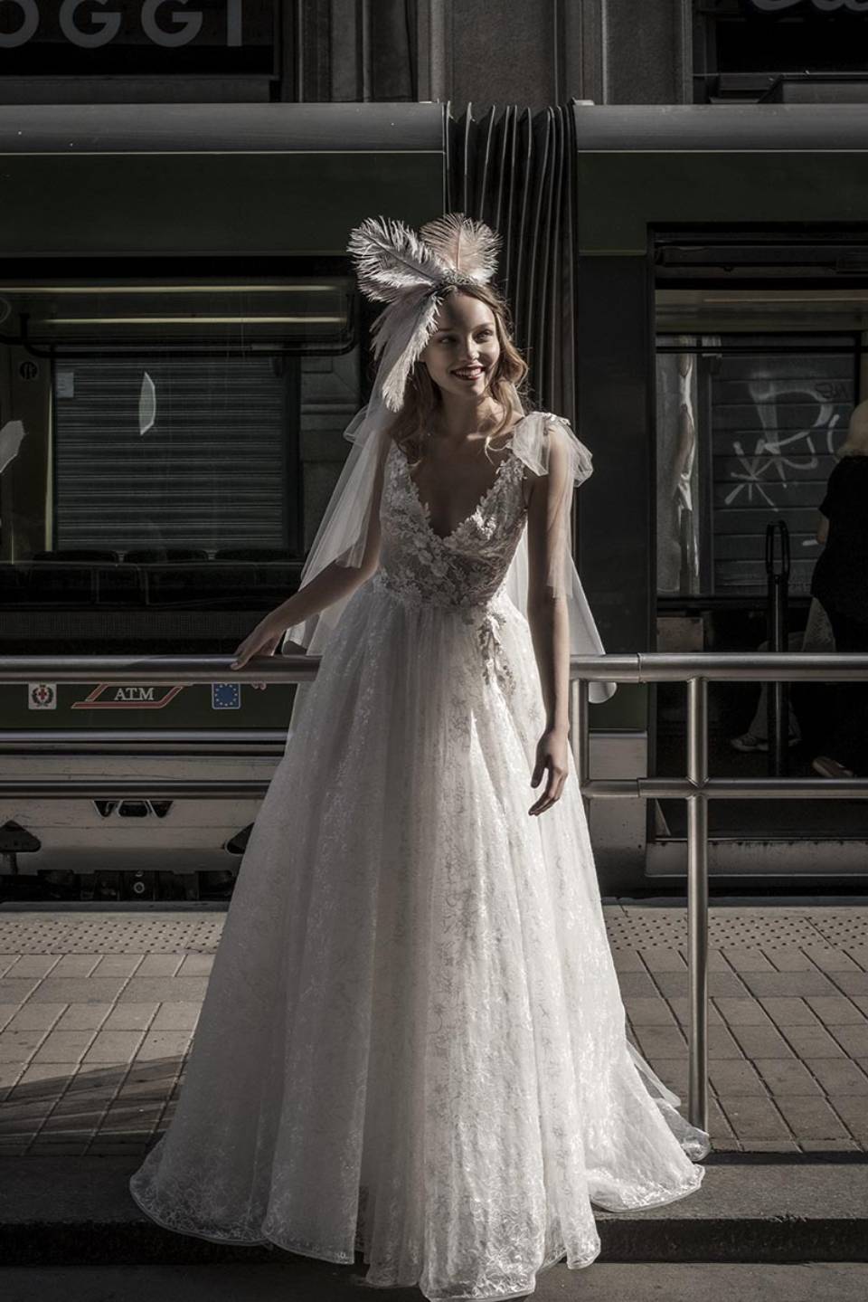 Abito da sposa con velo leggero