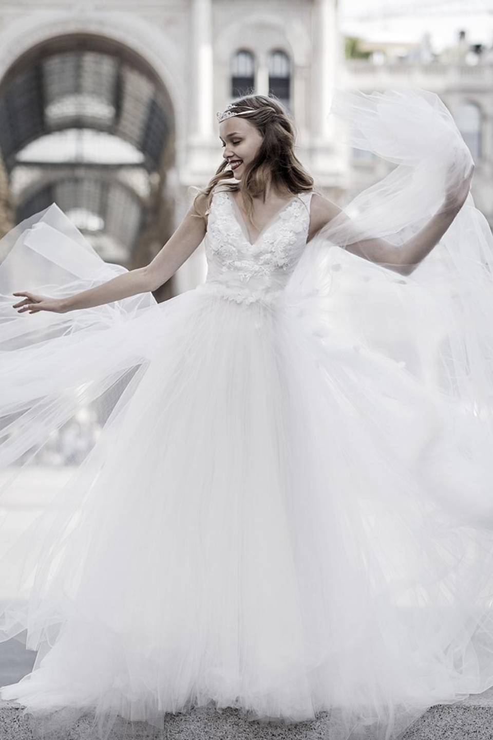 Abito da sposa con gonna in velo