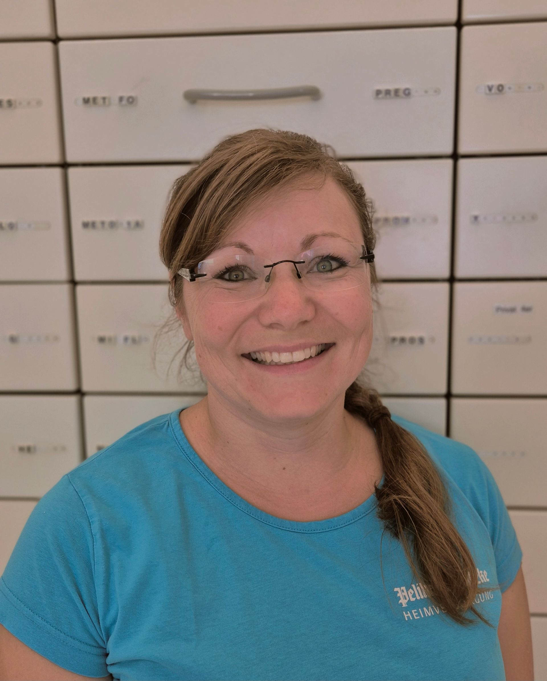 Ein Mann sitzt auf einem Stuhl und schaut aus dem Fenster.