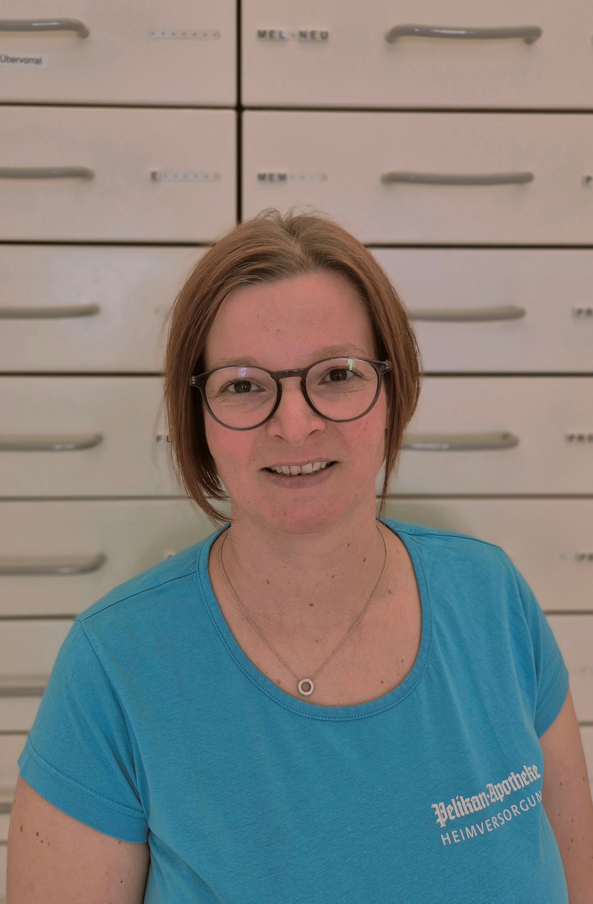 Eine Frau mit roten Haaren geht eine Straße entlang.