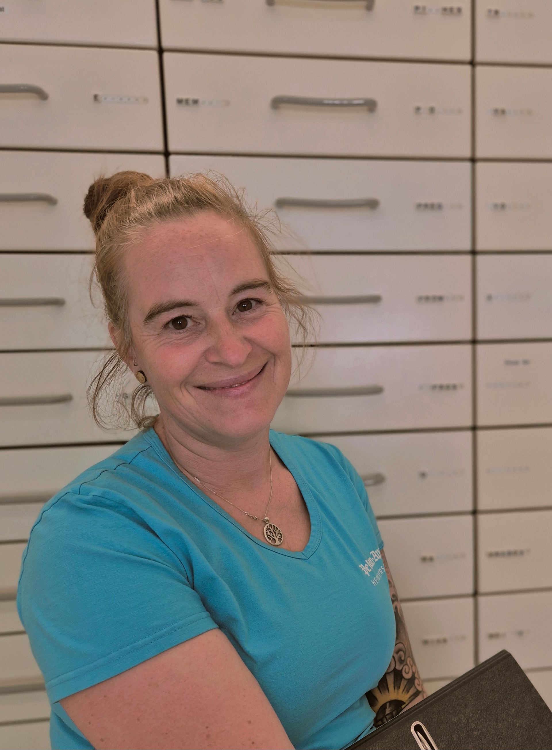 Ein Schwarzweißfoto eines Mannes in Anzug und Krawatte