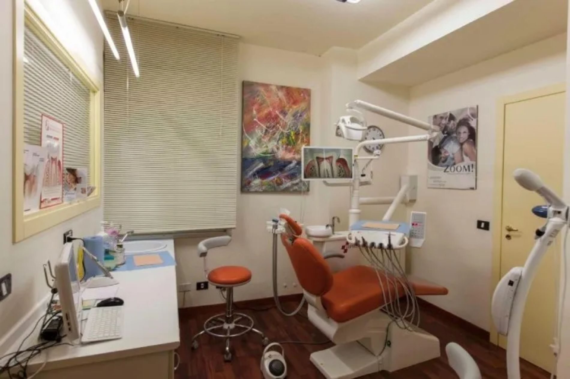sala con riunito odontoiatrico arancione