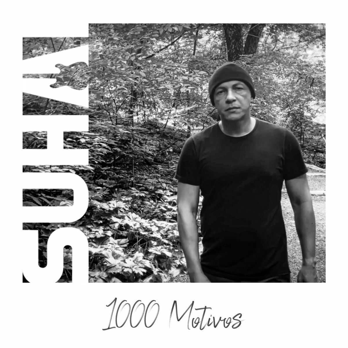 Homem de camiseta preta e gorro em pé em frente a uma folhagem. Capa do álbum 