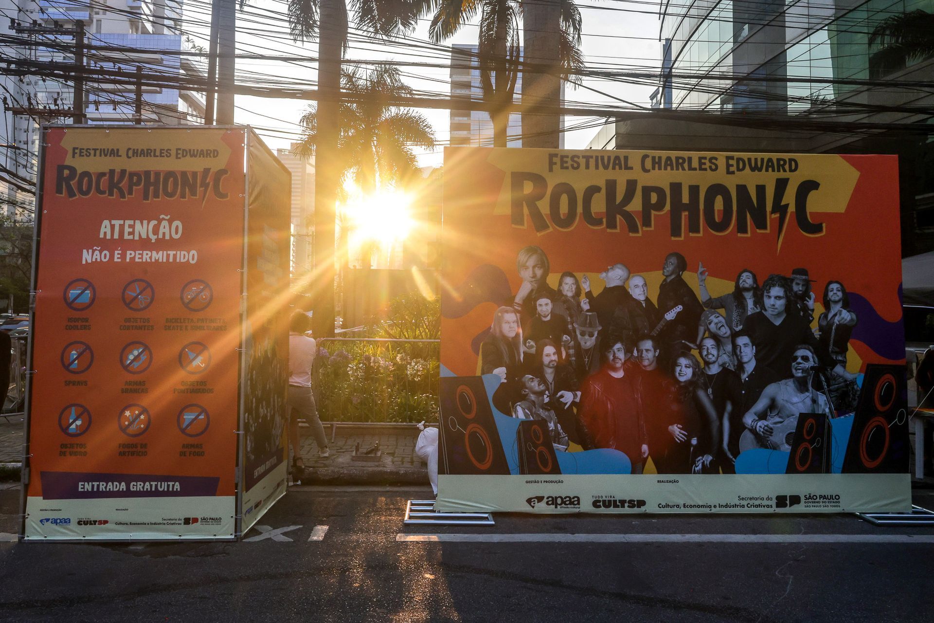Duas faixas publicitárias externas anunciando o festival de música 