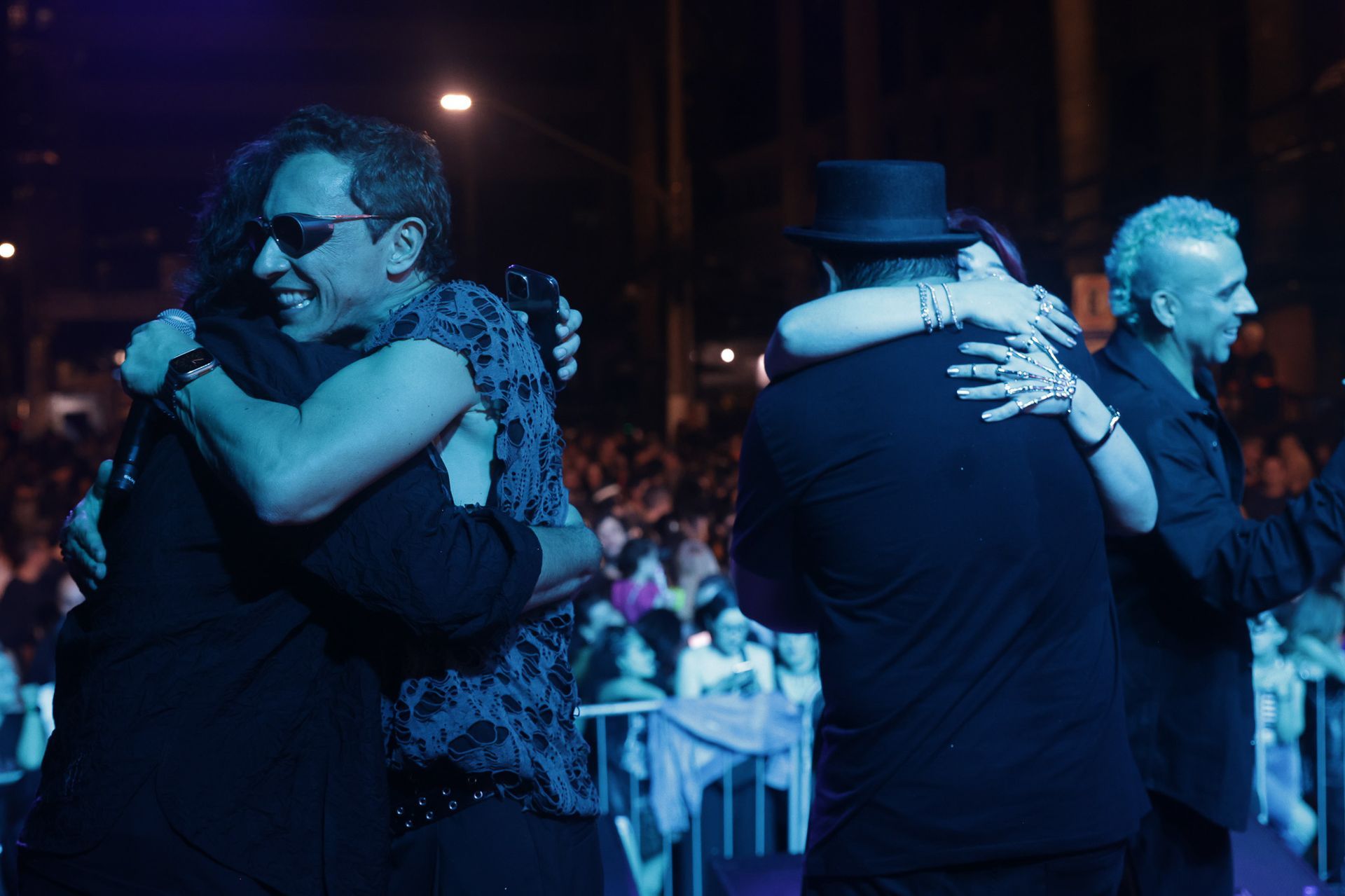 Banda se abraçando no final do show