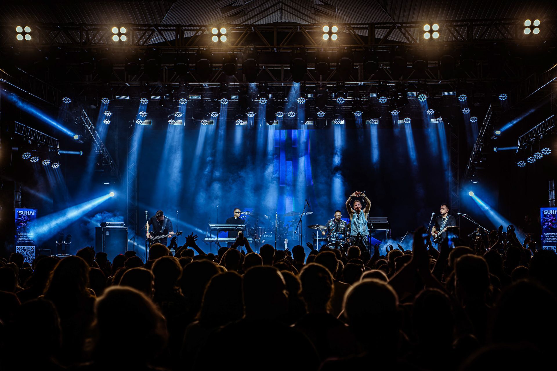 Uma banda ao vivo se apresenta