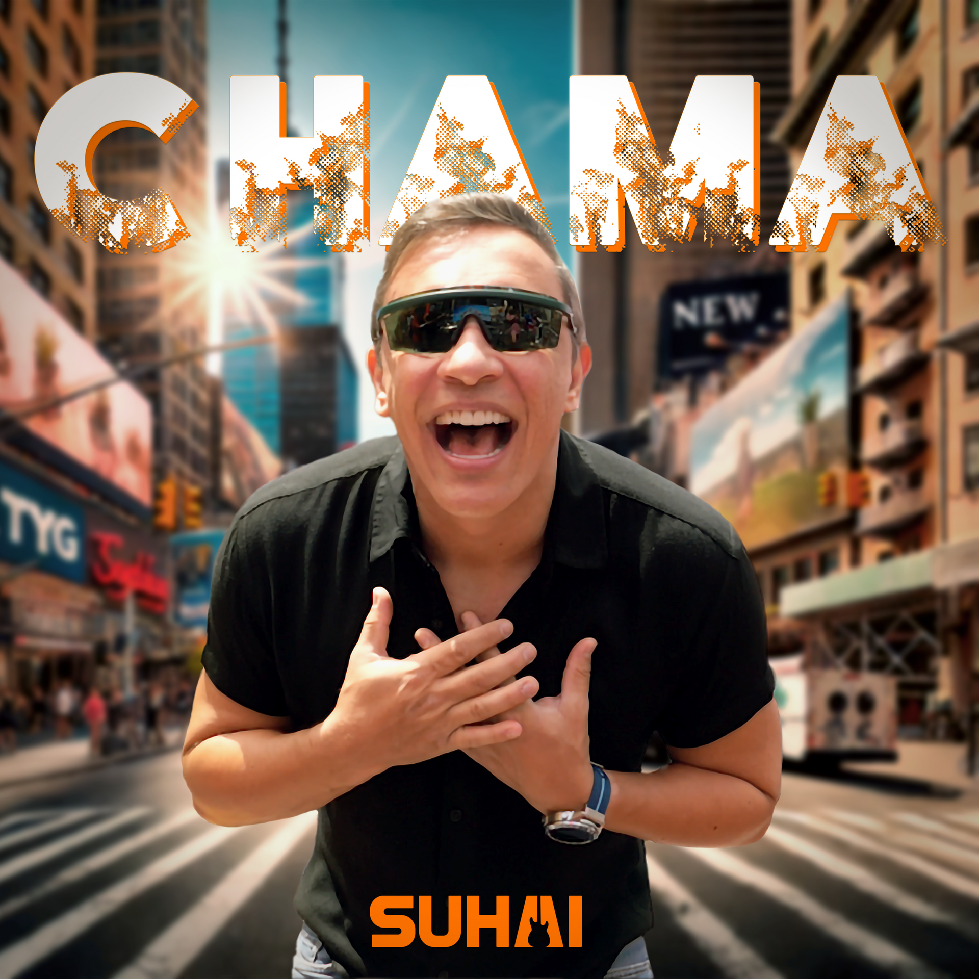 Homem de óculos escuros e boca aberta contra um fundo urbano. Texto 