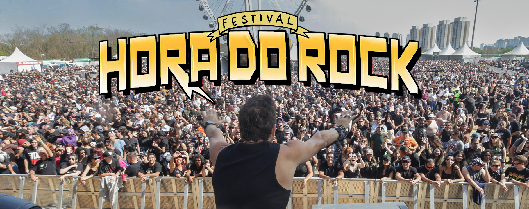 Um cantor se apresenta no palco com sua banda no festival de música "Hora do Rock".