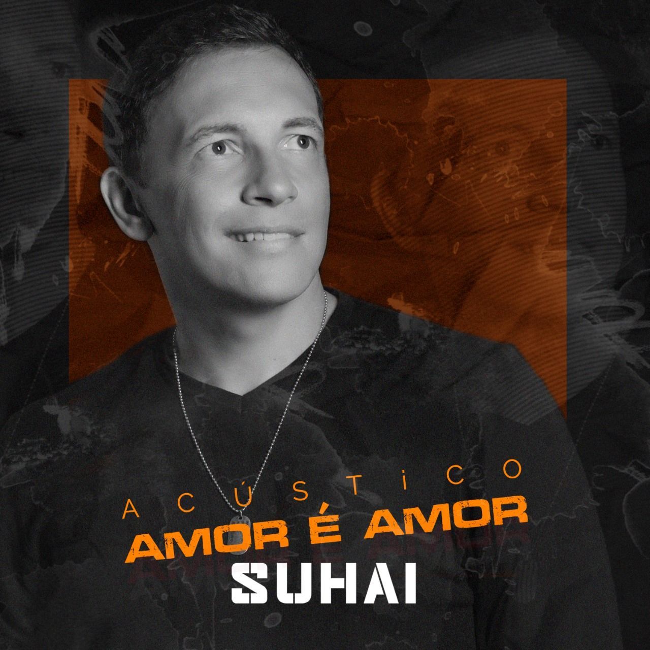 Homem de camisa preta, com as inscrições 