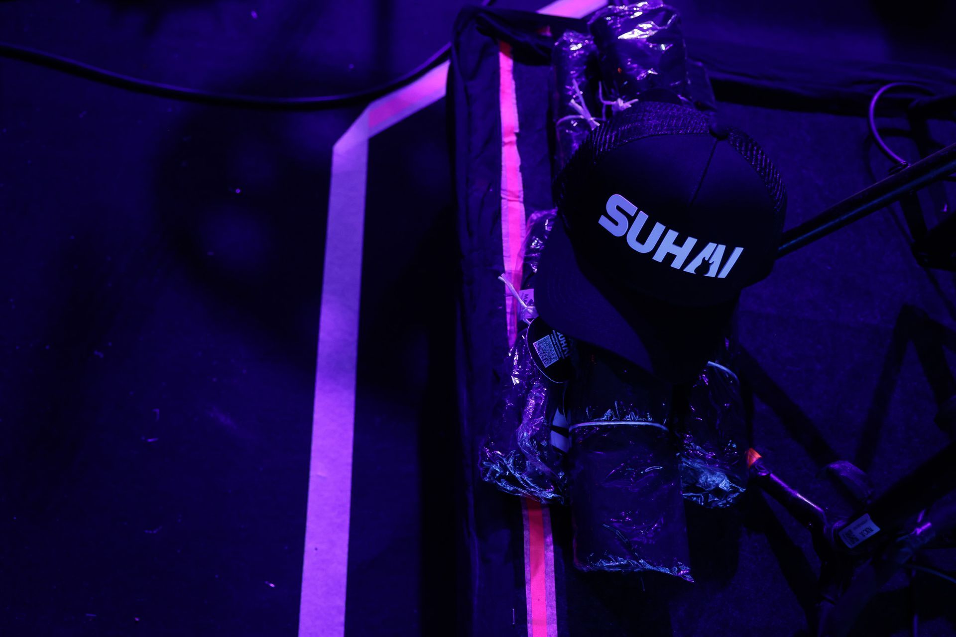 Chapéu preto com a inscrição 