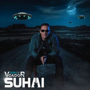 Uma artista cantando em um microfone em um palco com iluminação roxa, promovendo um evento intitulado 