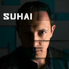 Homem de cabelos escuros, olhando para a frente, parcialmente obscurecido por linhas horizontais. Texto 