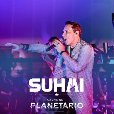 Homem cantando no palco, logo 