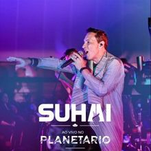 Homem cantando no palco, logo 