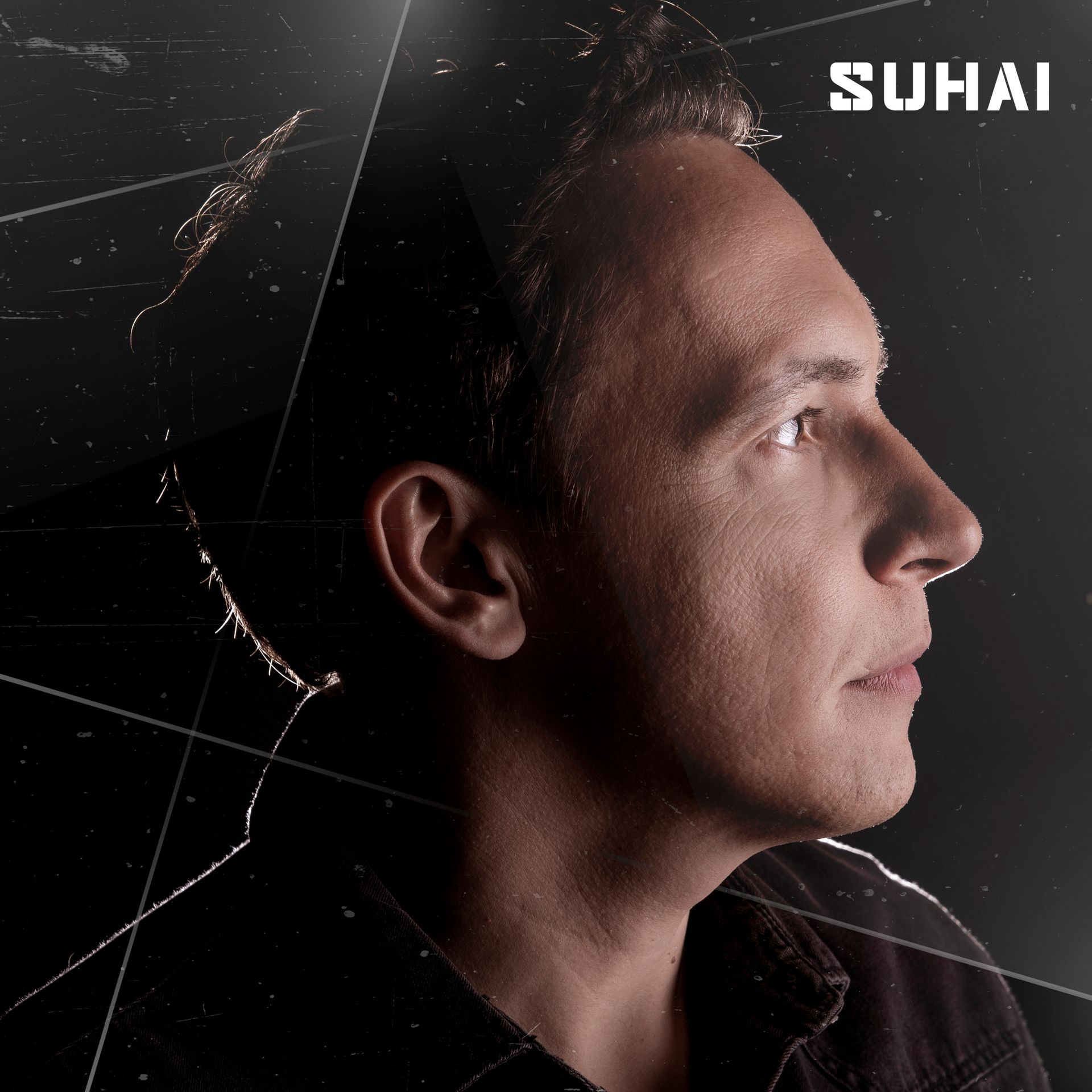 Homem olhando para cima, de perfil, contra um fundo escuro com linhas brancas e o texto 