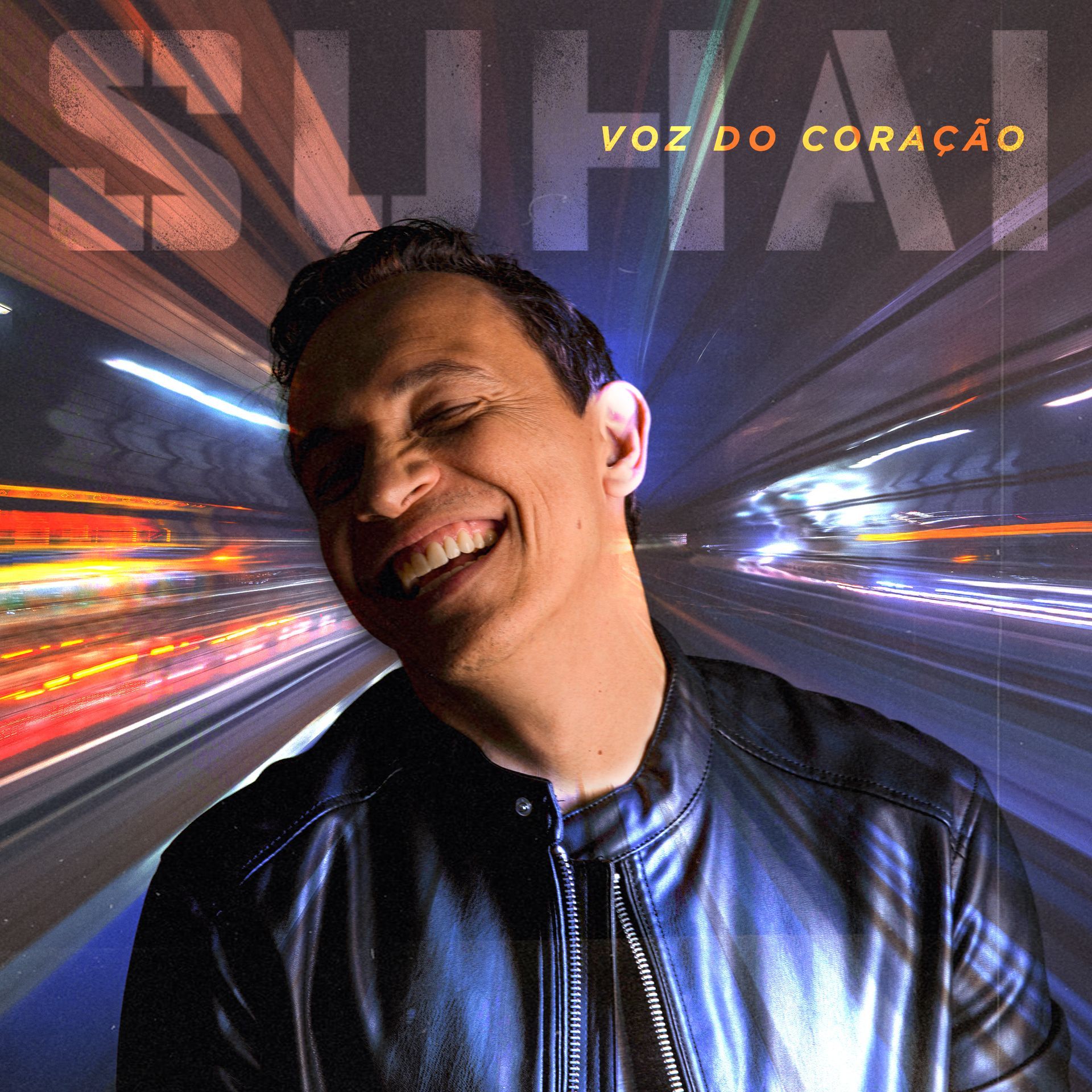 Homem sorrindo, vestindo jaqueta de couro, com as palavras 