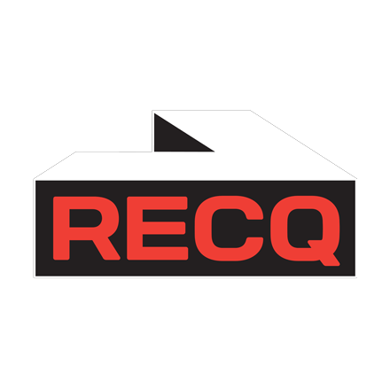 Texte rouge « RECQ » à l'intérieur d'un rectangle noir, surmonté d'un contour blanc en forme de maison stylisée.