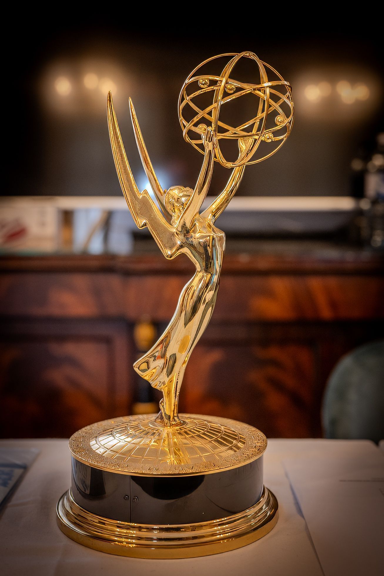 Eine goldene Emmy-Trophäe auf einem Tisch