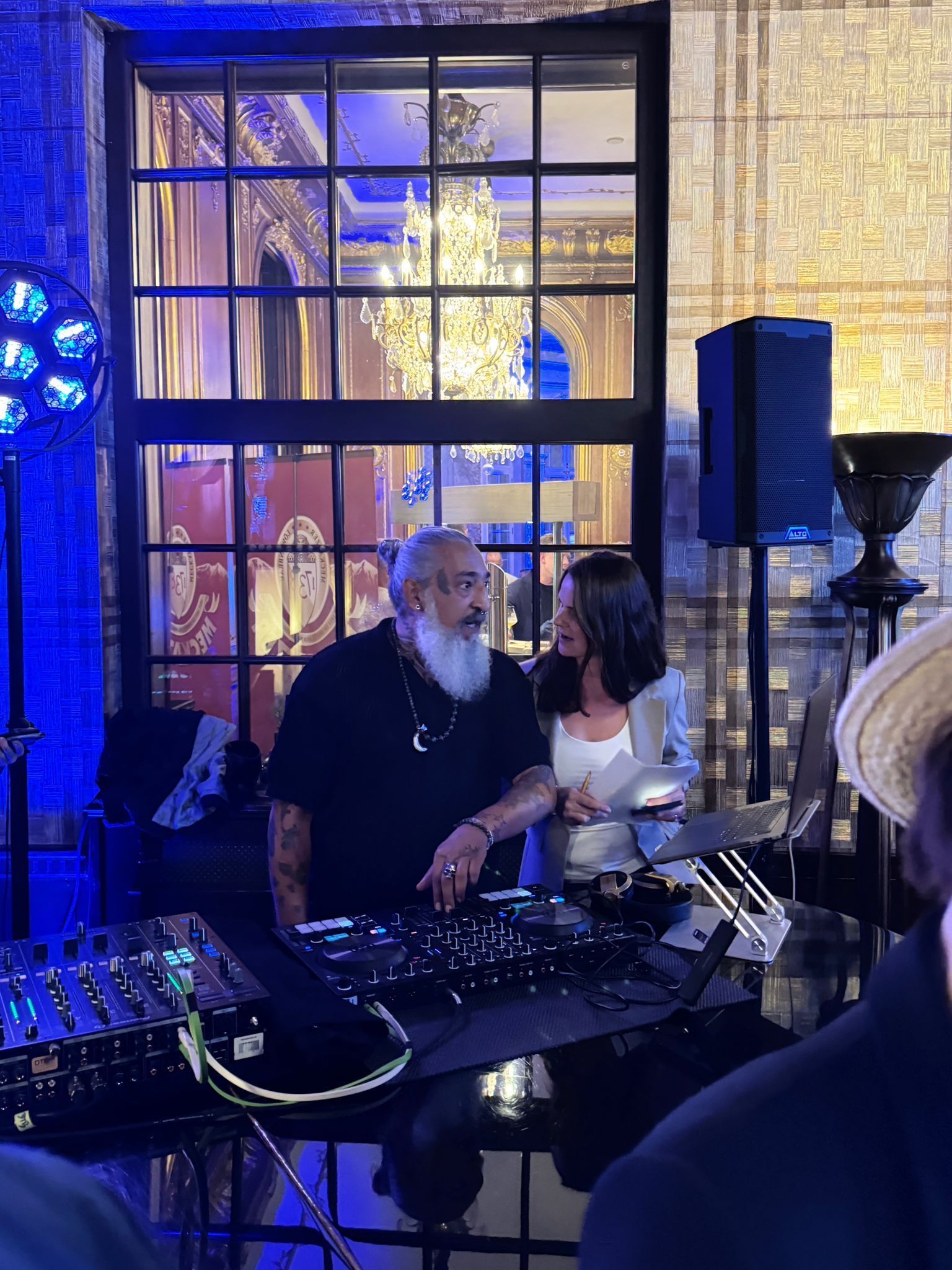 Ein Mann und eine Frau sitzen an einem Tisch vor einem Fenster