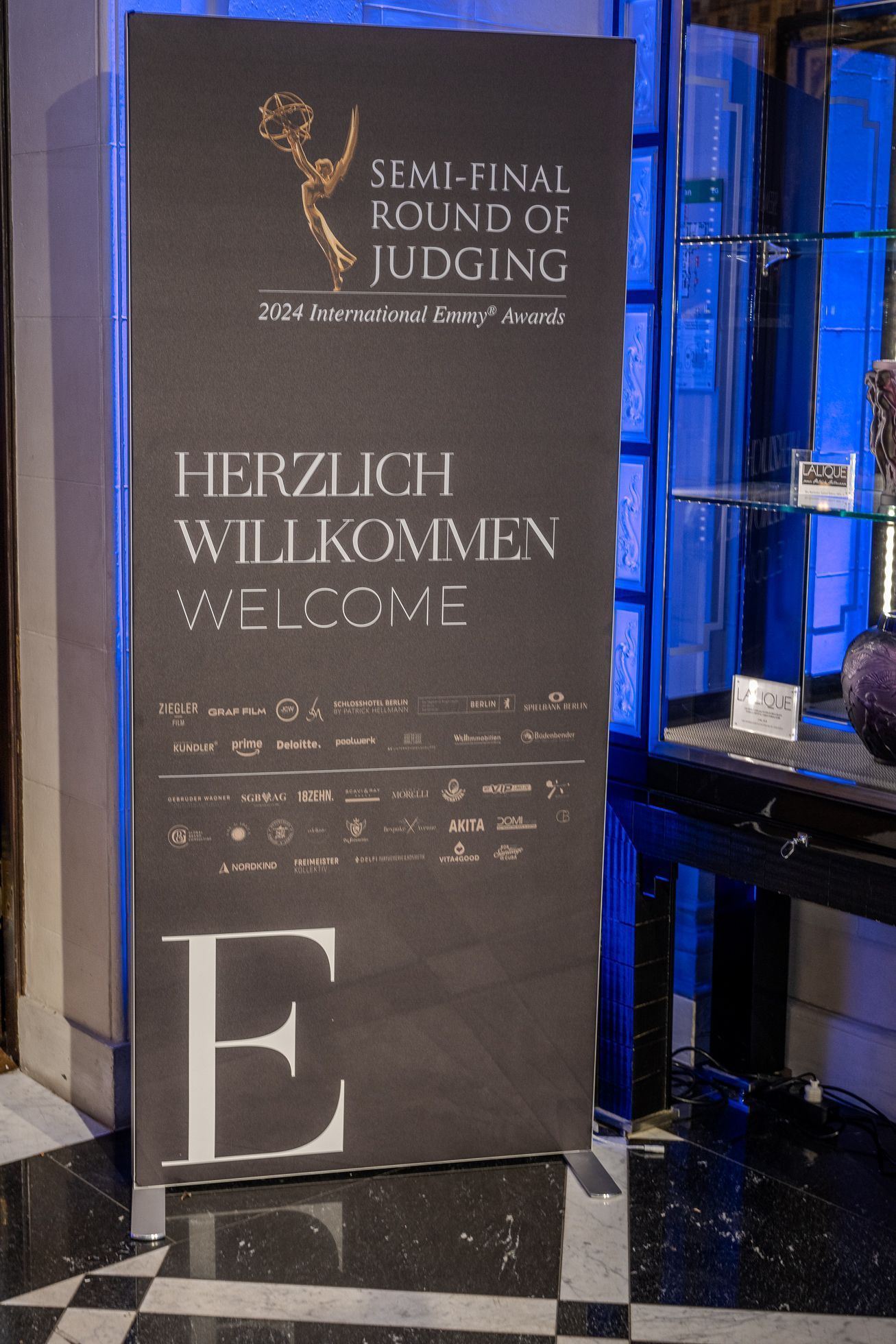 Ein Schild mit der Aufschrift Seminarrunde der Beurteilung darauf