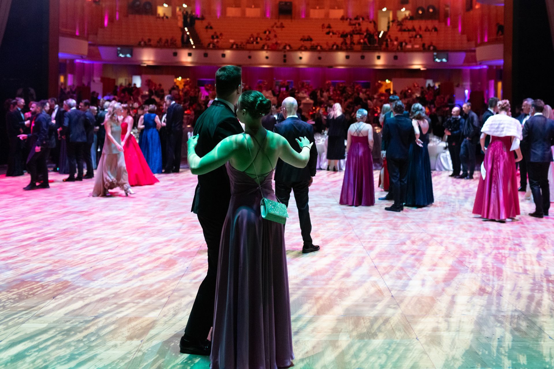 Ein paar Leute tanzen auf einer Tanzfläche