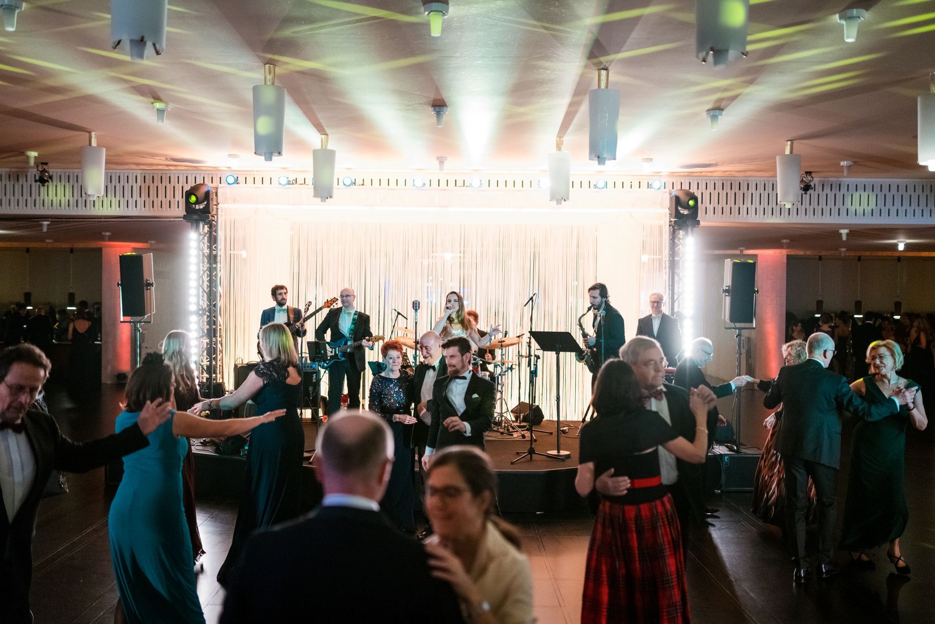 Eine Gruppe von Menschen tanzt vor einer Band