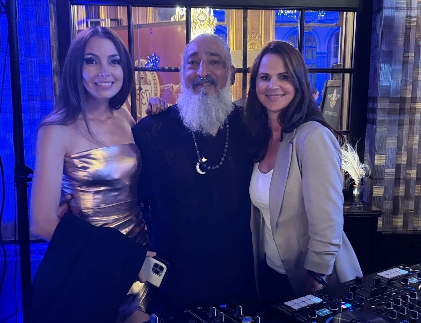 Ein Mann mit Bart posiert für ein Foto mit zwei Frauen