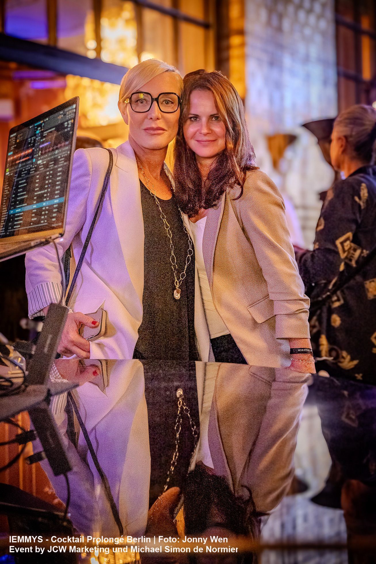 Zwei Frauen posieren für ein Foto und eine trägt eine Brille