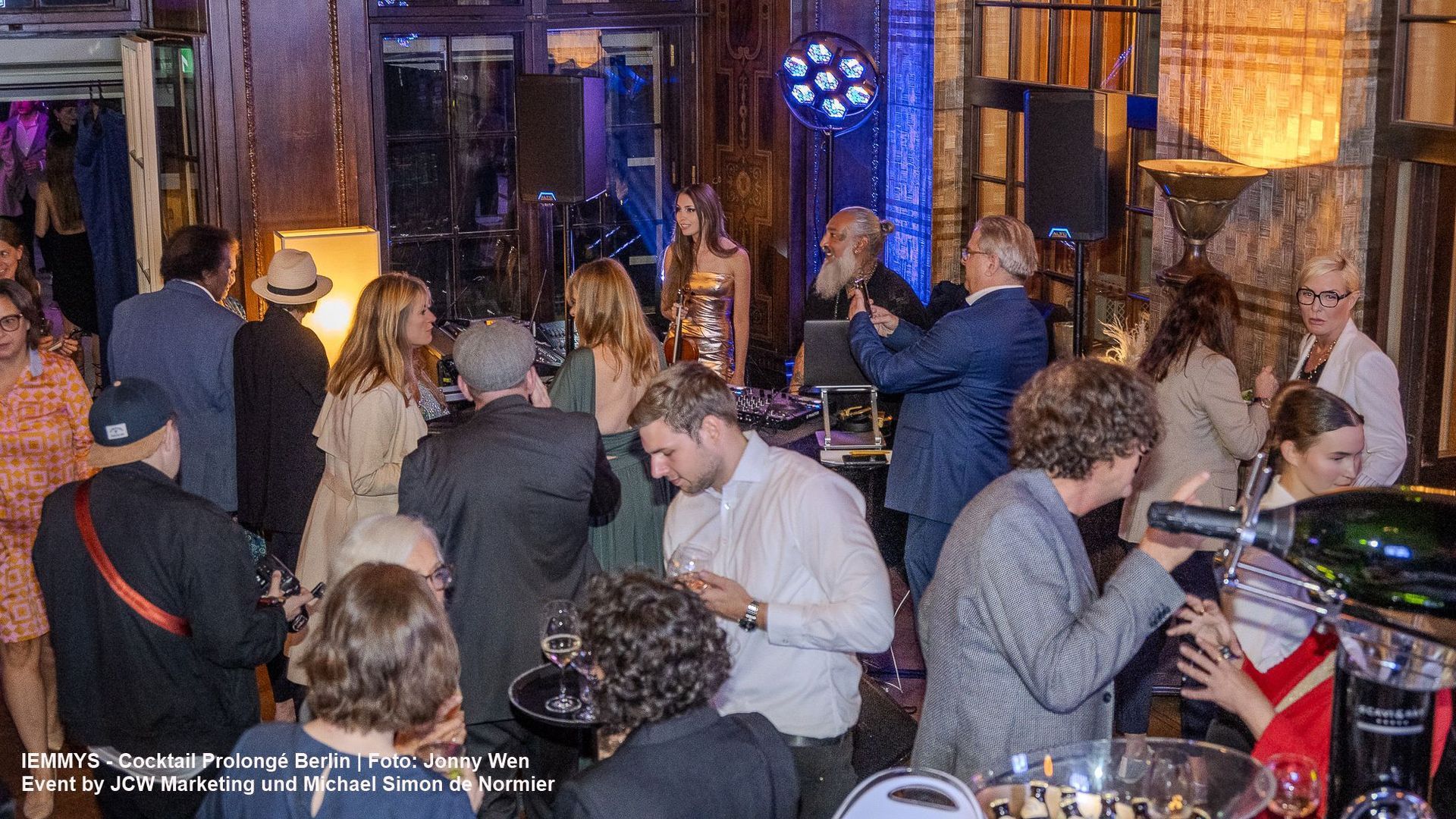 Eine große Gruppe von Menschen ist in einem Raum versammelt