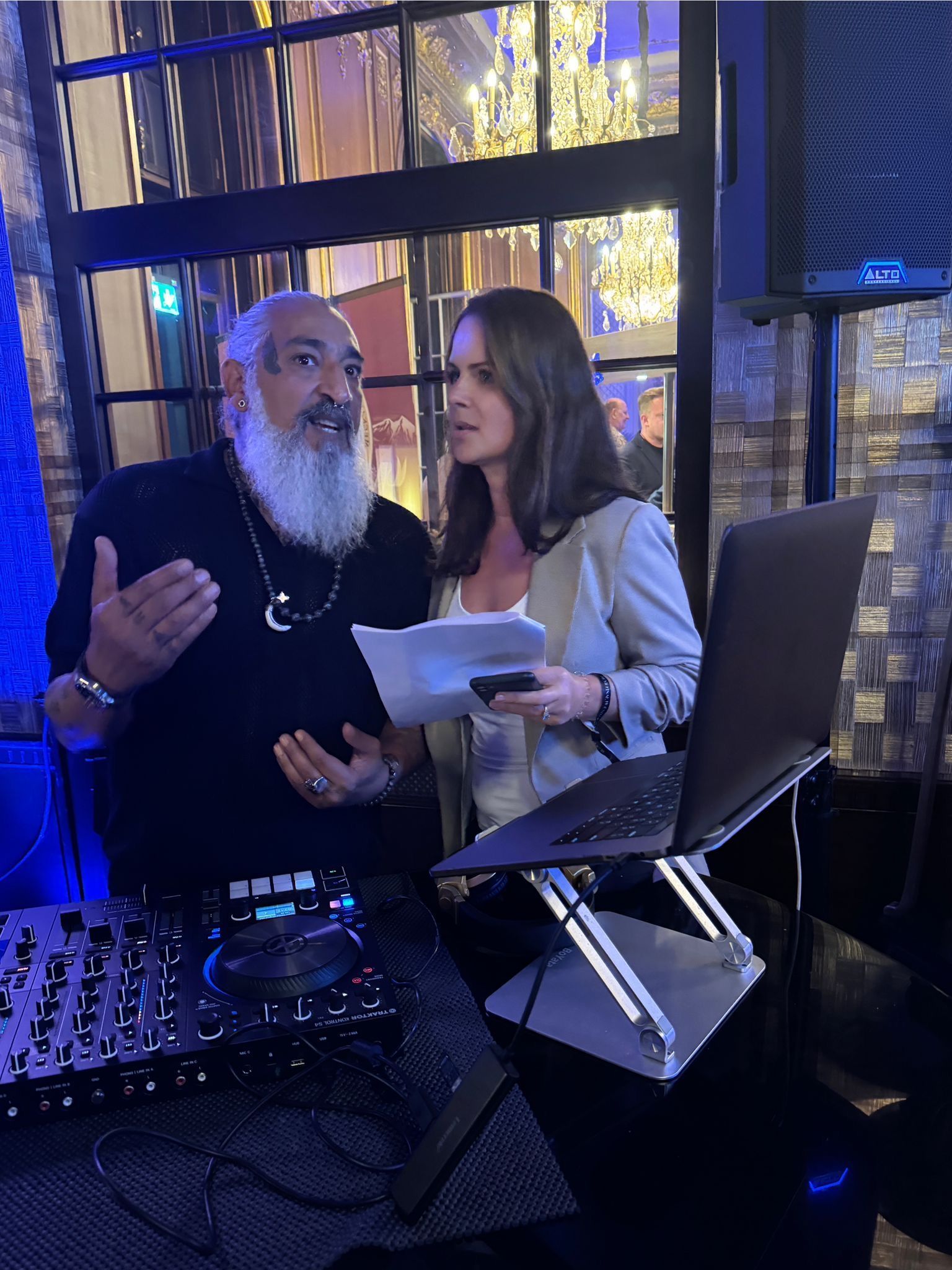 Ein Mann mit Bart spricht mit einer Frau vor einem Laptop