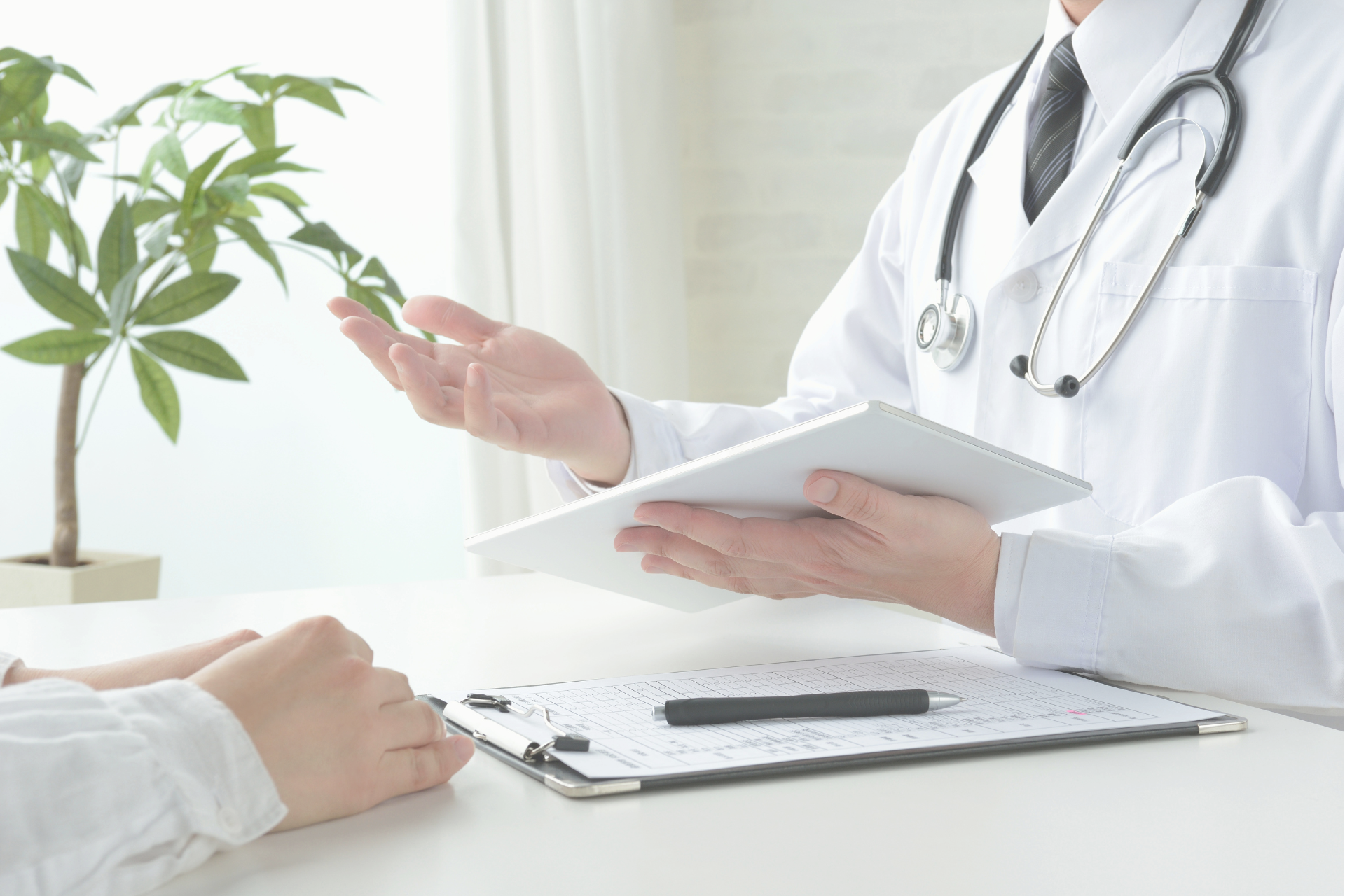 O médico está orientando o paciente sobre seu plano de tratamento