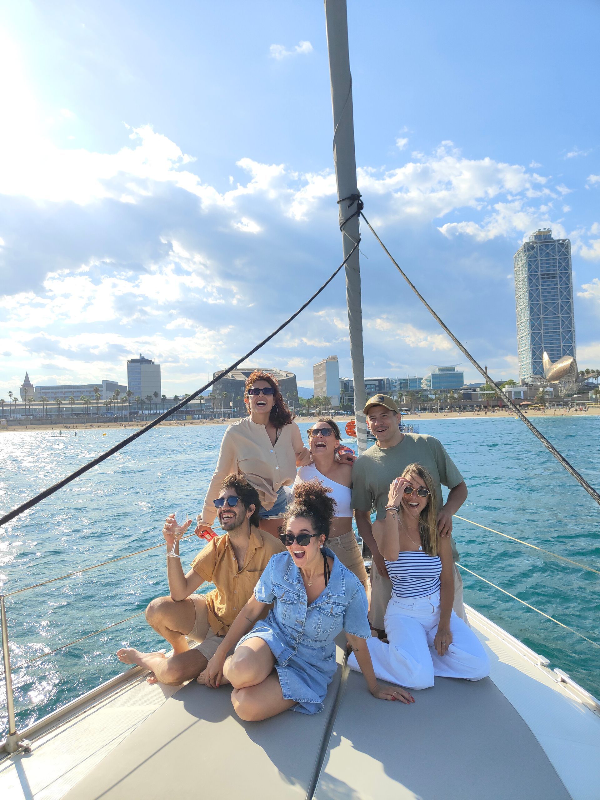 Un grupo de personas está sentada en la cubierta de un velero en el océano.