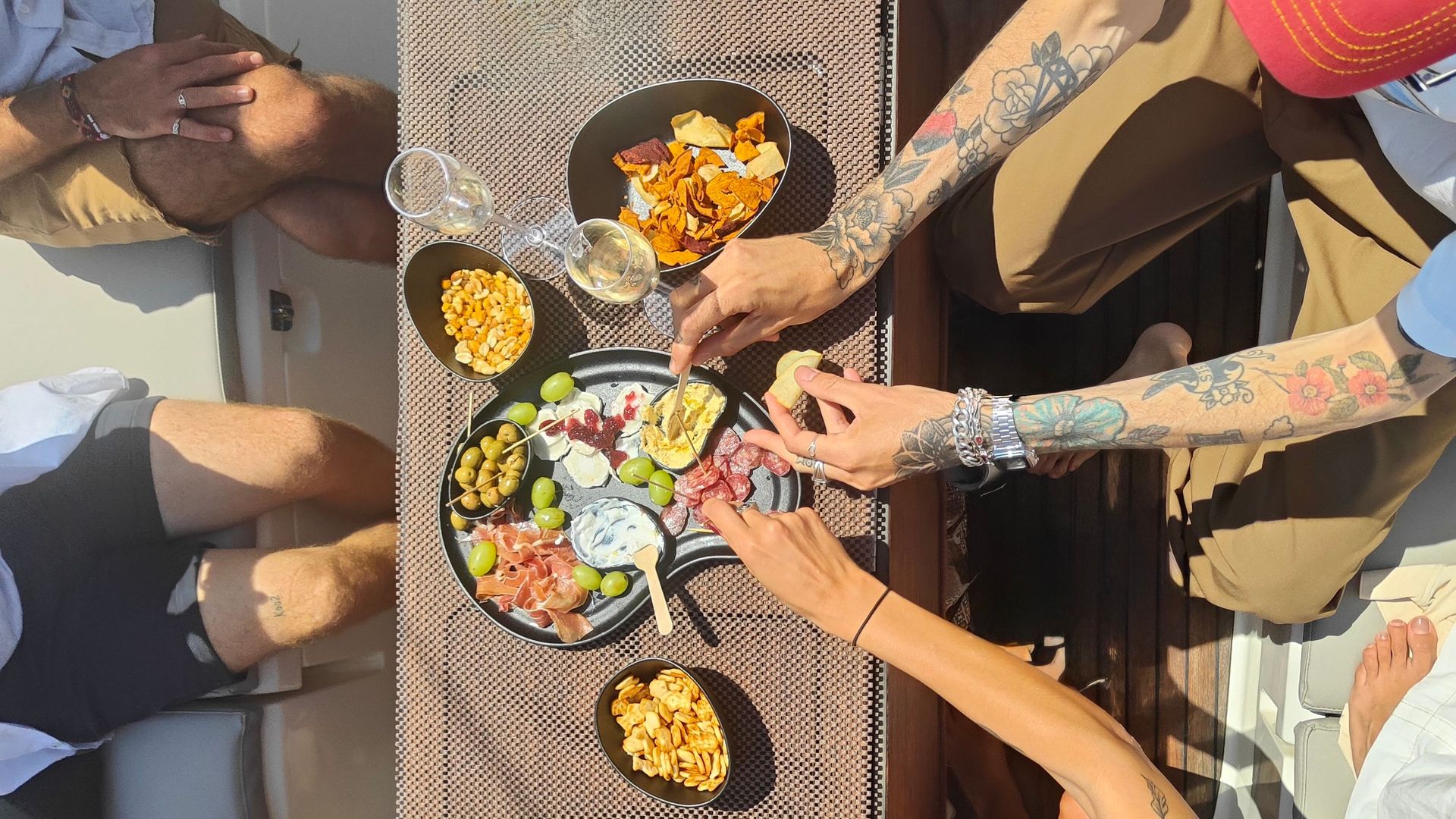 Un grupo de personas están sentadas alrededor de una mesa comiendo comida.