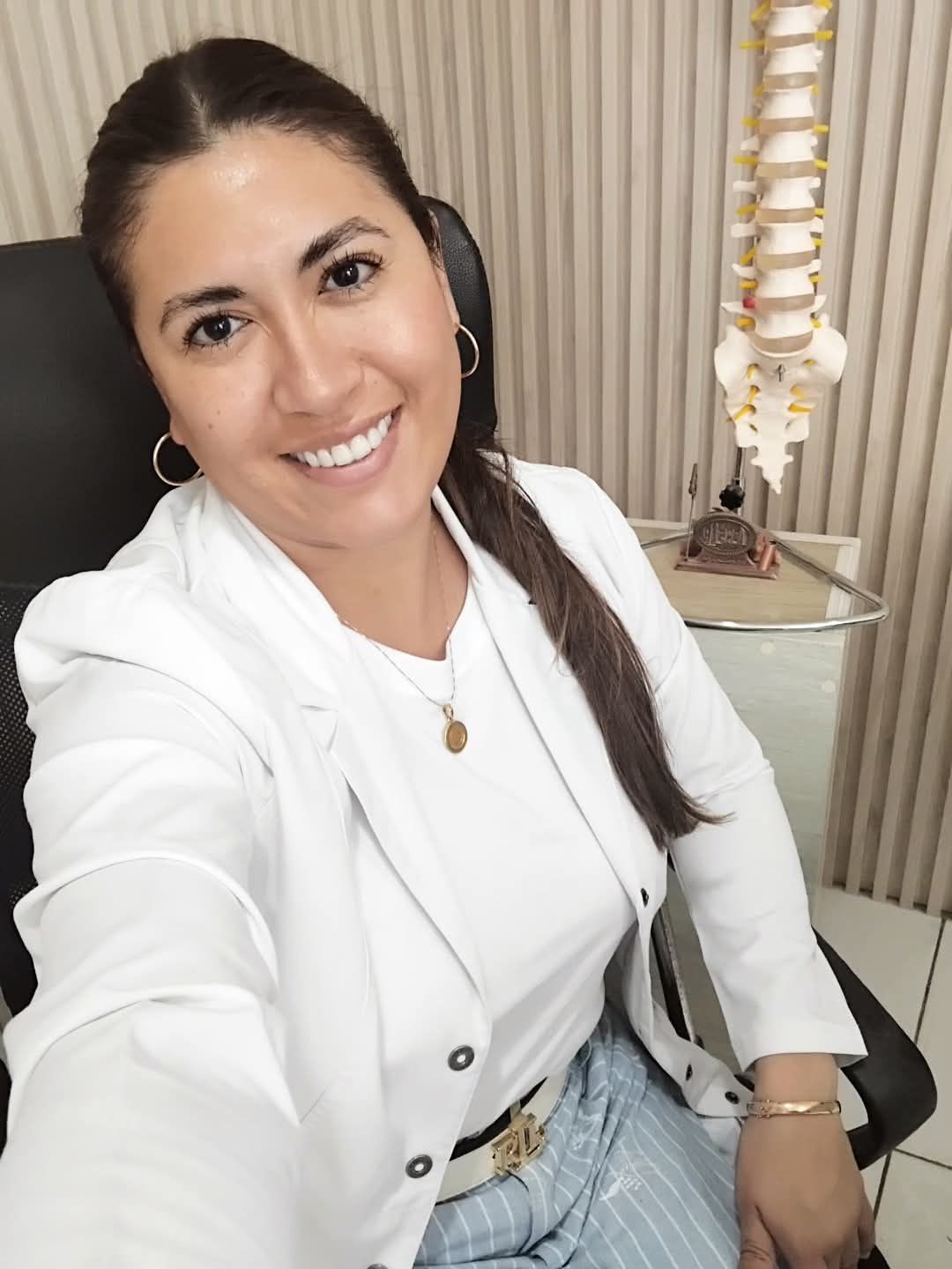 Un hombre con traje se encuentra frente a un anuncio de cirugía oncológica.