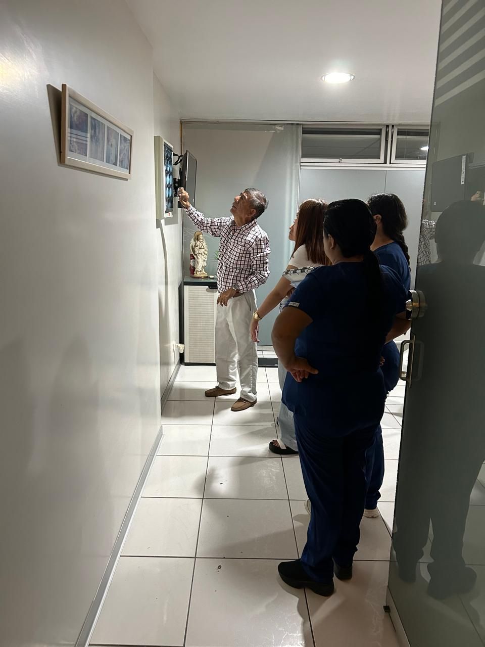 Un médico realiza una tomografía computarizada del cerebro de un paciente en una habitación de hospital.