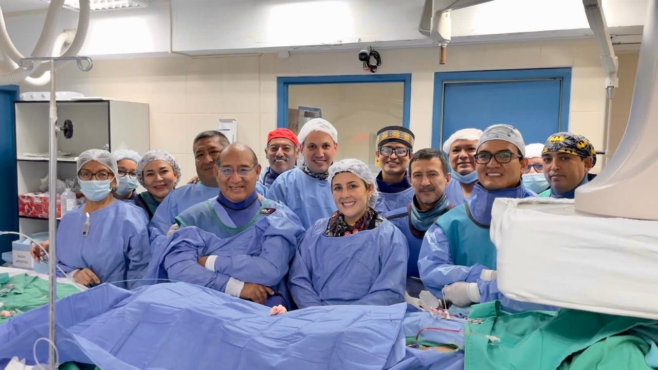 Una mujer se está haciendo una tomografía computarizada en un hospital.
