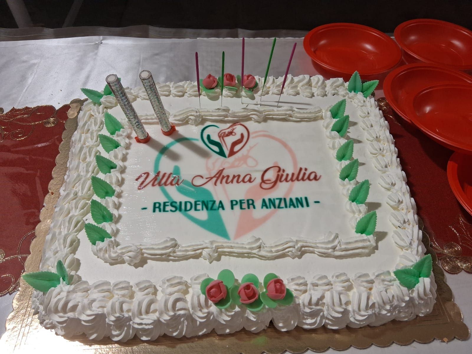 Torta rettangolare bianca per la residenza per anziani