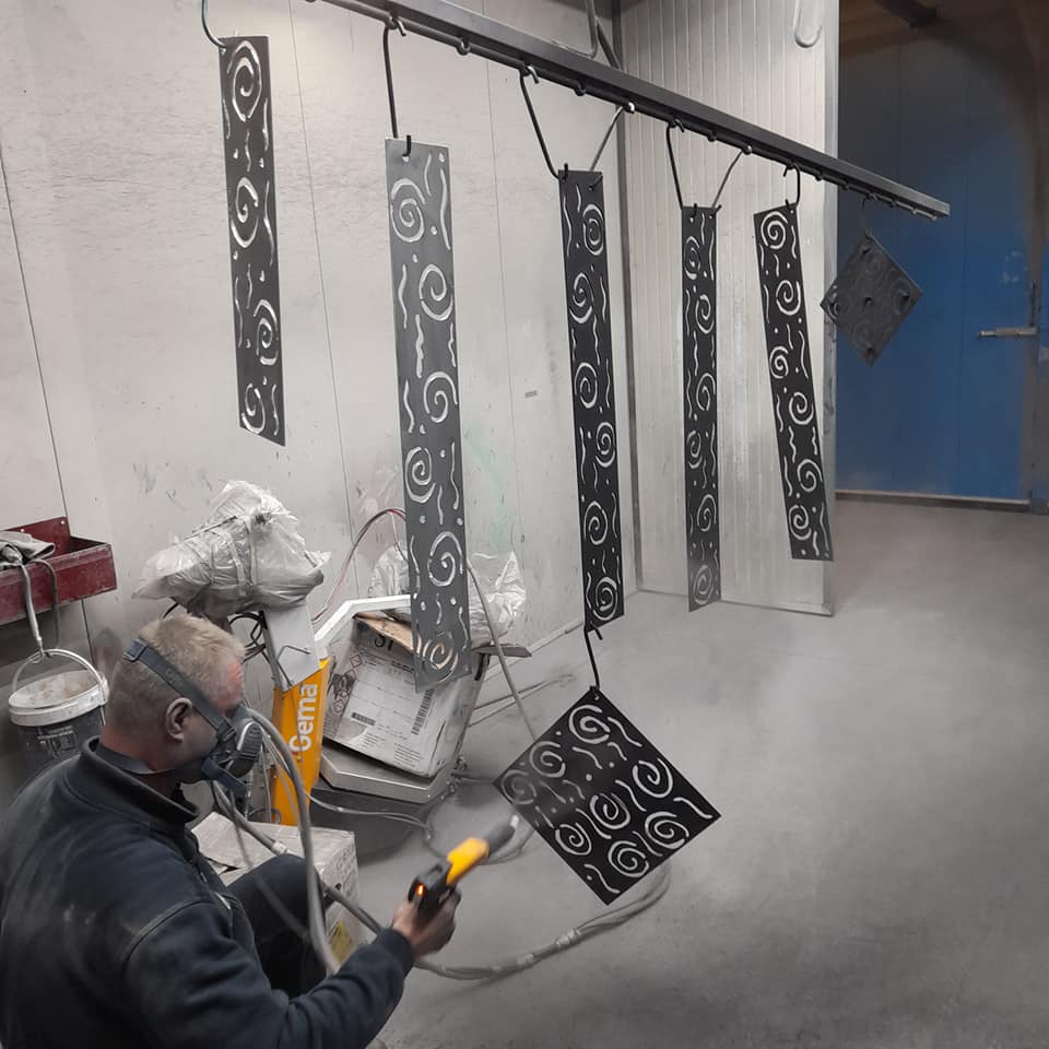 Uomo con vernice in mano