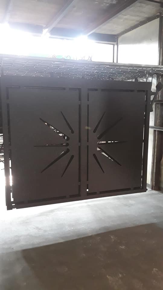 Cancello nero di un garage