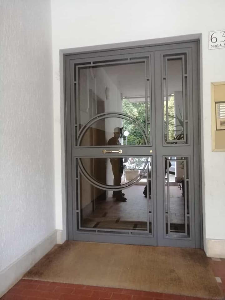 Porta grigia blindata